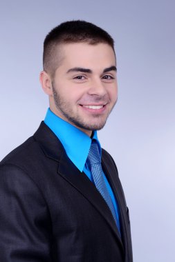 gri zemin üzerine iş adamı