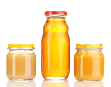 Bebek püresi ve üzerinde beyaz izole meyve suyu kavanoz