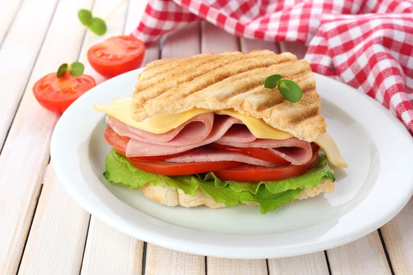 Lekkere sandwich met ham op houten tafel — Stockfoto