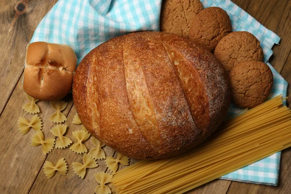 Productos de panadería sobre mesa de madera — Foto de Stock