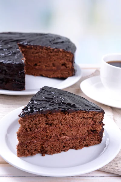 Смачний шоколадний торт на тарілці на світлому фоні — стокове фото