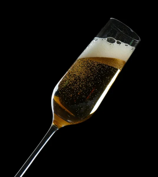 Glas Champagner, auf schwarzem Hintergrund — Stockfoto