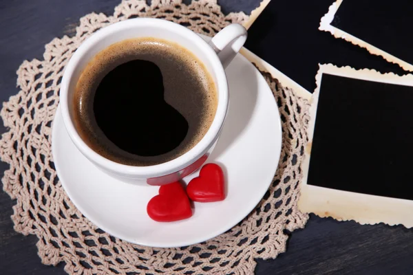 Composición con taza de café, corazones decorativos y viejas fotos en blanco, sobre fondo de madera — Foto de Stock