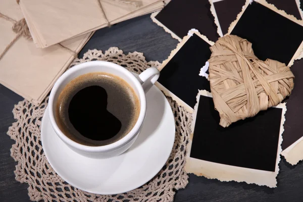 Composición con taza de café, cartas y fotos antiguas en blanco, sobre fondo de madera — Foto de Stock