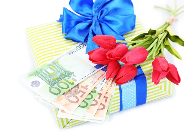 Confezione regalo con denaro e fiori isolati su bianco — Foto Stock