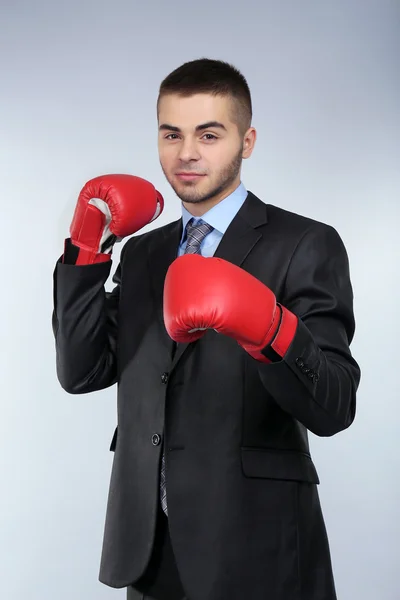 Zakenman op grijze achtergrond — Stockfoto