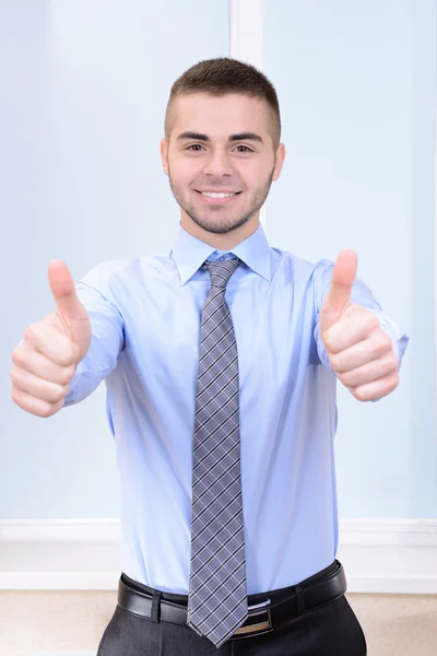 Homme d'affaires au bureau — Photo