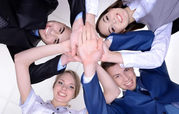 Jóvenes empresarios exitosos en la oficina — Foto de Stock