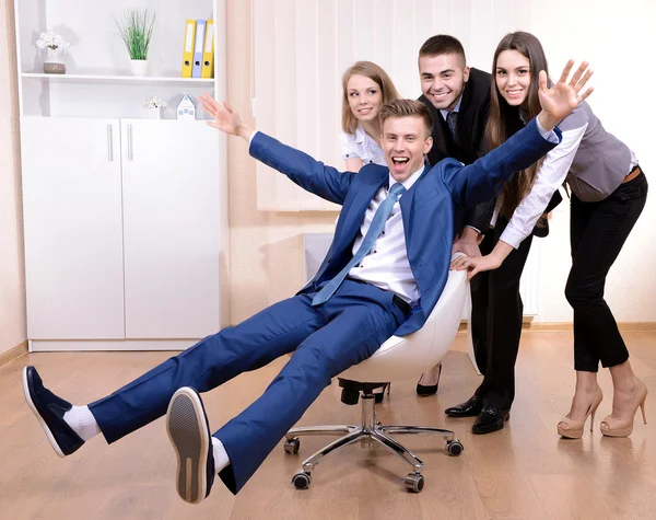 Jovens empresários bem sucedidos no escritório — Fotografia de Stock