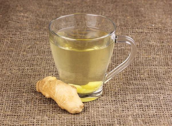 Zdravé zázvorový čaj v žíně — Stock fotografie