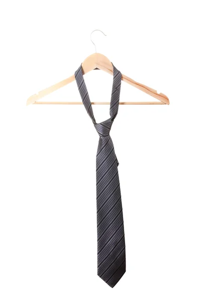 Elegante corbata gris en percha de madera aislada en blanco — Foto de Stock