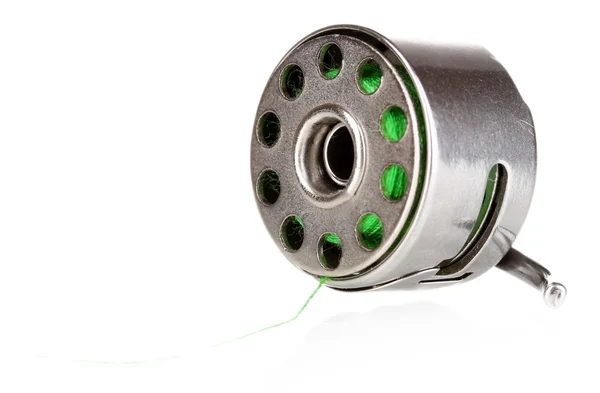 Metal biriktirme üzerinde beyaz izole iş parçacığı ve dikiş makinesi mekiği — Stok fotoğraf