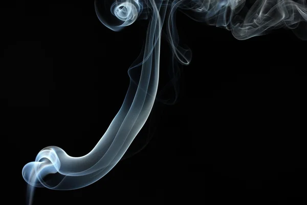 Humo abstracto sobre fondo negro — Foto de Stock