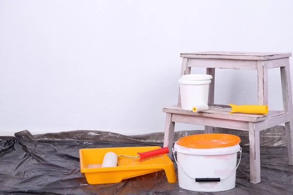 Baldes com tinta e escada no fundo da parede. Foto conceitual de obras de reparação no quarto — Fotografia de Stock