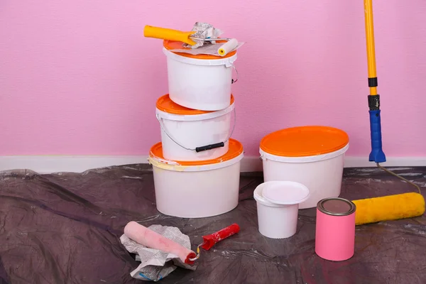 Buckets with paint and ladder on wall background. Conceptual photo of repairing works in  room — Stock Photo, Image