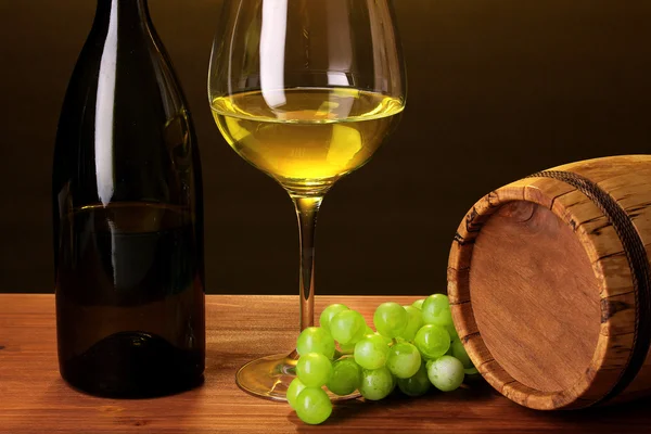 Şarap mahzeninde. şarap şişesi ve runlet bileşimi — Stok fotoğraf
