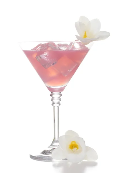 Verre de martini de cocktail avec glace et fleurs isolé sur blanc — Photo
