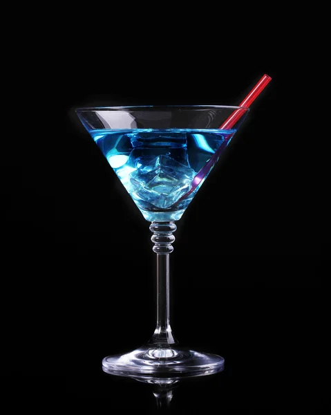 Blauer Cocktail im Martini-Glas isoliert auf schwarz — Stockfoto