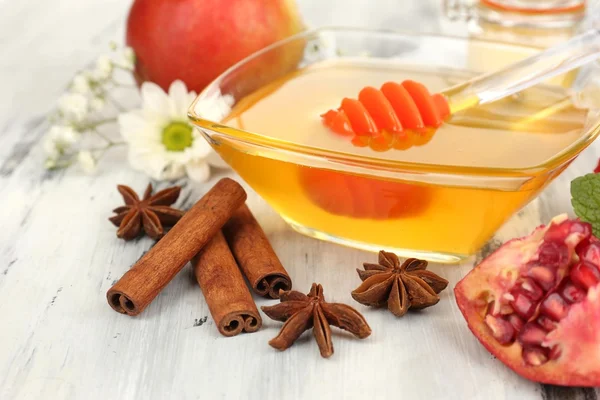 Süßer Honig auf Holztisch — Stockfoto