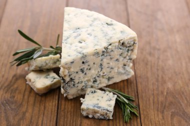 rosemary, ahşap masa üstünde ile lezzetli mavi peynir