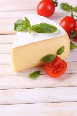 ahşap masa üstünde domates ve fesleğen ile lezzetli camembert peyniri