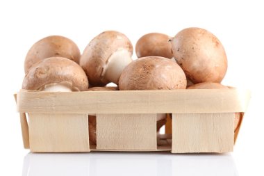 čerstvé houby v koši, izolované na bílém