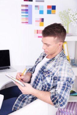 Ofiste çalışan genç yaratıcı tasarımcı