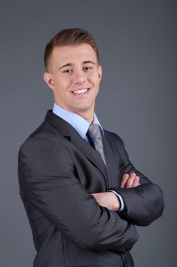 yakışıklı genç gri arka plan üzerinde