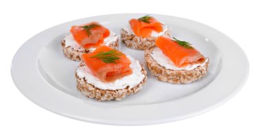 plaka üzerinde beyaz izole leziz kanepeler