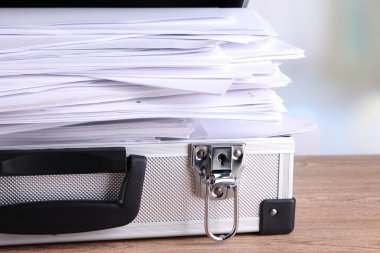 bavul dolusu kağıt üzerinde açık renkli ahşap tablo