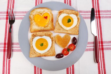 renkli peçete üzerinde plaka üzerinde ekmek ile pişmiş yumurta