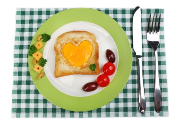 renkli peçete üzerinde plaka üzerinde ekmek ile pişmiş yumurta