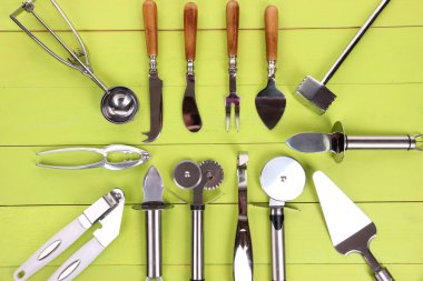 metal mutfak eşyaları üzerinde tablo yakın çekim