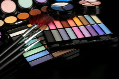 siyah arka plan üzerine parlak göz gölgeler