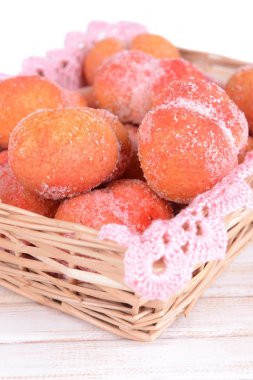 lezzetli kurabiyeler şeftali tablo üzerinde açık renkli hasır sepet içinde