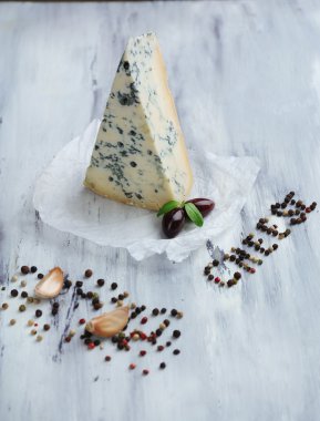 lezzetli mavi peynir eski ahşap tablo