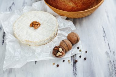 Lezzetli İtalyan peynir ve ekmek ahşap tablo