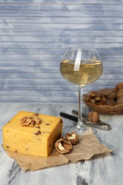 lezzetli İtalyan peyniri ve bardak vine ahşap tablo