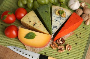 Ahşap masa üzerinde farklı İtalyan peynir