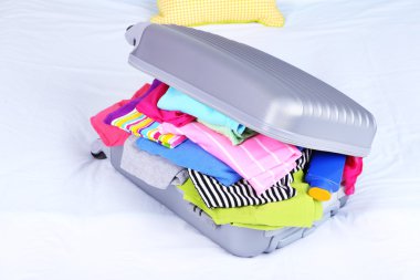 gri çanta giyim üzerine yatağa yakın çekim ile