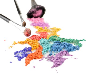 ezilmiş göz farı ve profesyonel makyaj fırçası kapat