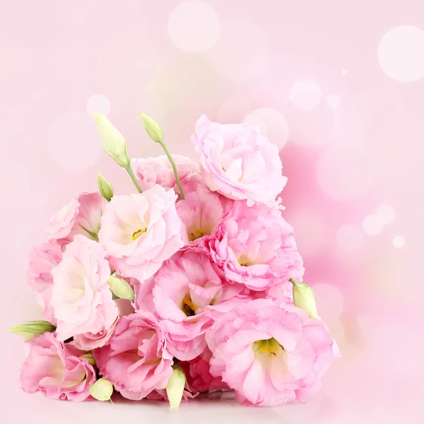 Bouquet di fiori di eustoma su sfondo luminoso — Foto Stock