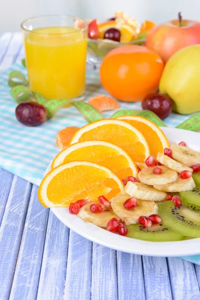 Frutas frescas dulces en el plato en primer plano de la mesa —  Fotos de Stock