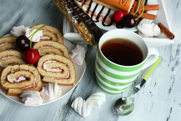 Xícara de chá e doces de perto — Fotografia de Stock