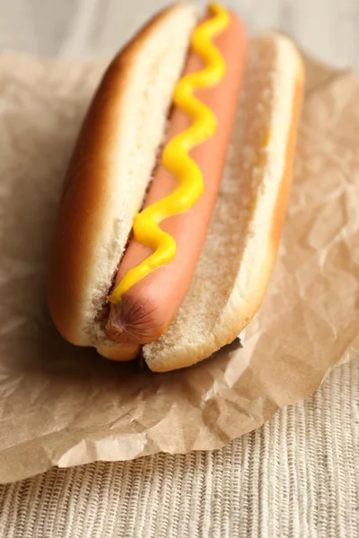 Cachorro quente saboroso em papel — Fotografia de Stock