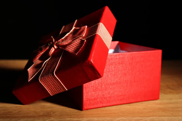 Відкрити подарункову коробку на темному фоні — стокове фото