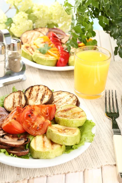 Deliciosas verduras a la parrilla en el plato en primer plano de la mesa —  Fotos de Stock
