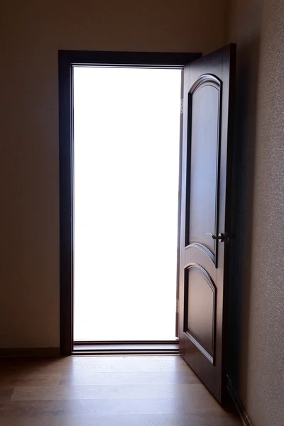 与外界的明亮光线扇敞开的门 — 图库照片