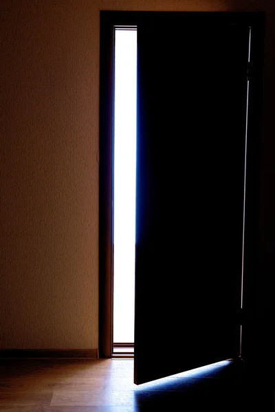 Открытая дверь с ярким светом снаружи — стоковое фото