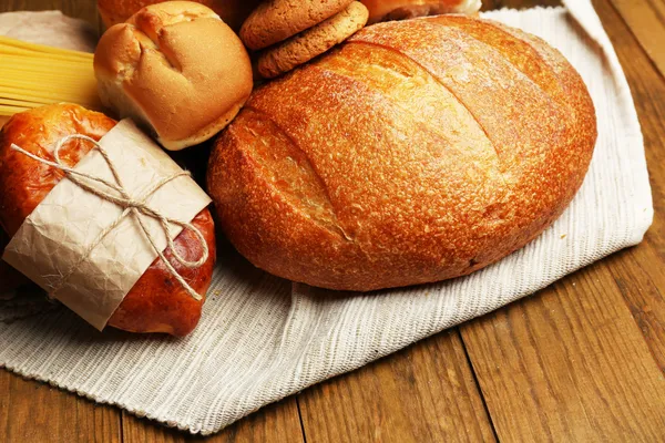 Bakkerijproducten op houten tafel — Stockfoto